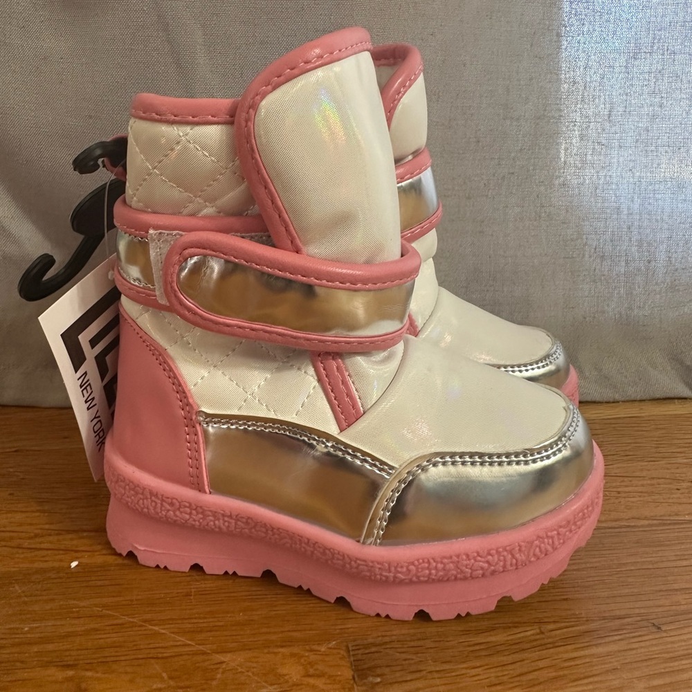 NWT Lilly Little Girl Winter Boots. Toddler Size 6 - Picture 4 of 6